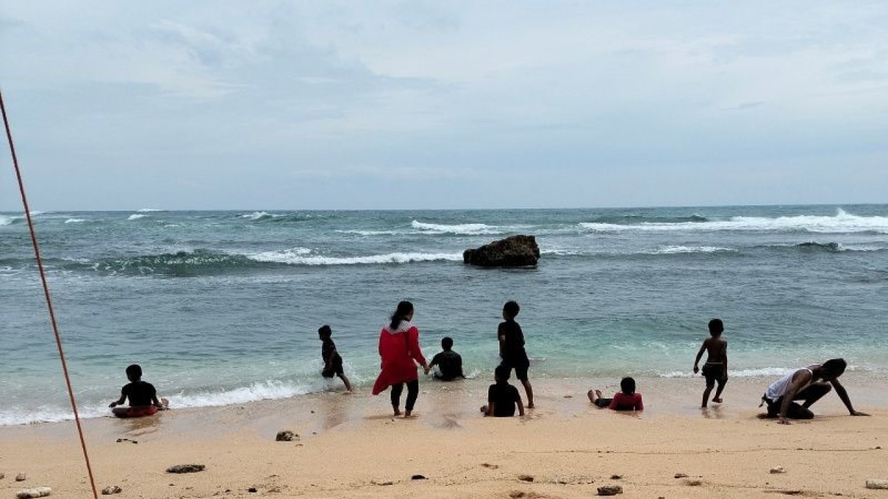 Pemkab Gunungkidul rencana membuat TPS di kawasan pantai. (ANTARA/Sutarmi)
