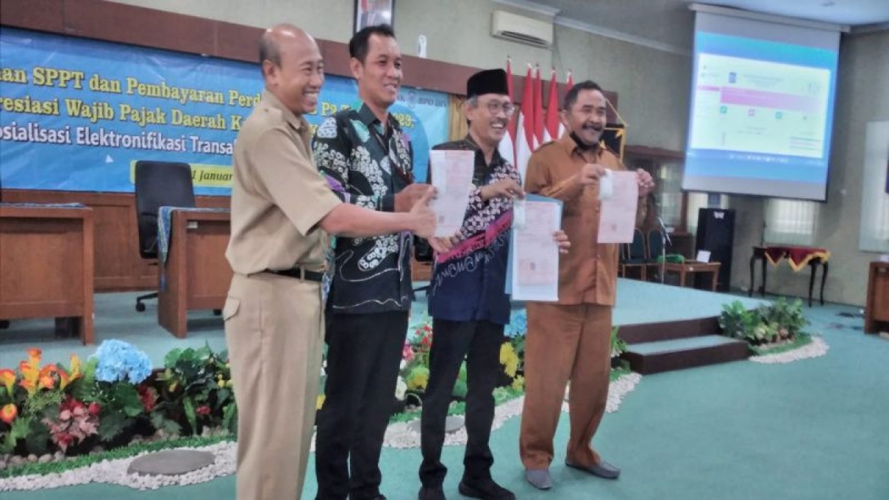 Penjabat Bupati Kulon Progo Tri Saktiyana menyerahkan SPPT PBB-P2 2023. (ANTARA/HO-Humas Pemkab Kulon Progo)