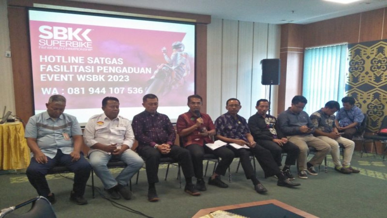 Sekda Lombok Tengah, NTB, Lalu Firman Wijaya (Tengah) saat acara konferensi pers pembentukan pelayanan pengaduan dukung WSBK 2023 di kantor bupati setempat, Selasa (28/2/2023). ANTARA/Akhyar