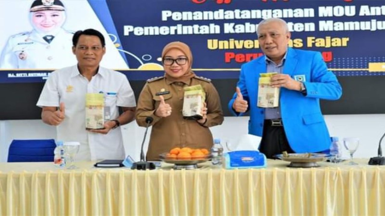 Foto bersama saat Pemerintah Kabupaten Mamuju dan Perum Bulog Mamuju menjalin kerja sama penyediaan tunjangan beras ASN Mamuju, Rabu (1/2/2023) ANTARA/M. Faisal Hanapi