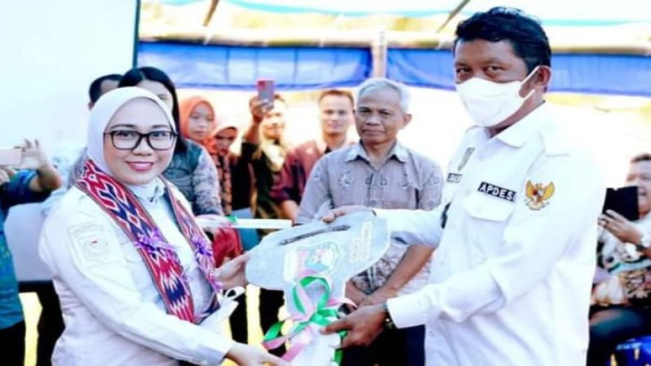 Bupati Mamuju Sutinah Suhardi menyerahkan bantuan 11 ambulans ke Kecamatan di Mamuju, Sabtu (4/2/2023) ANTARA/M. Faisal Hanapi