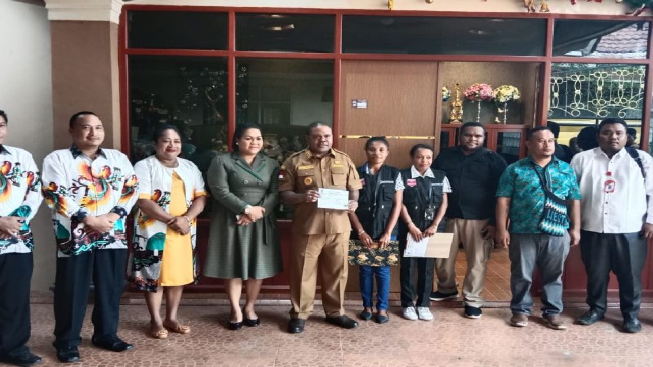 Bupati Manokwari Hermus Indou menerima anggota KPU Kabupaten Manokwari dan pantarlih di kediamannya, Manokwari, Papua Barat, Selasa (21/2/2023). ANTARA/HO-R. Bella