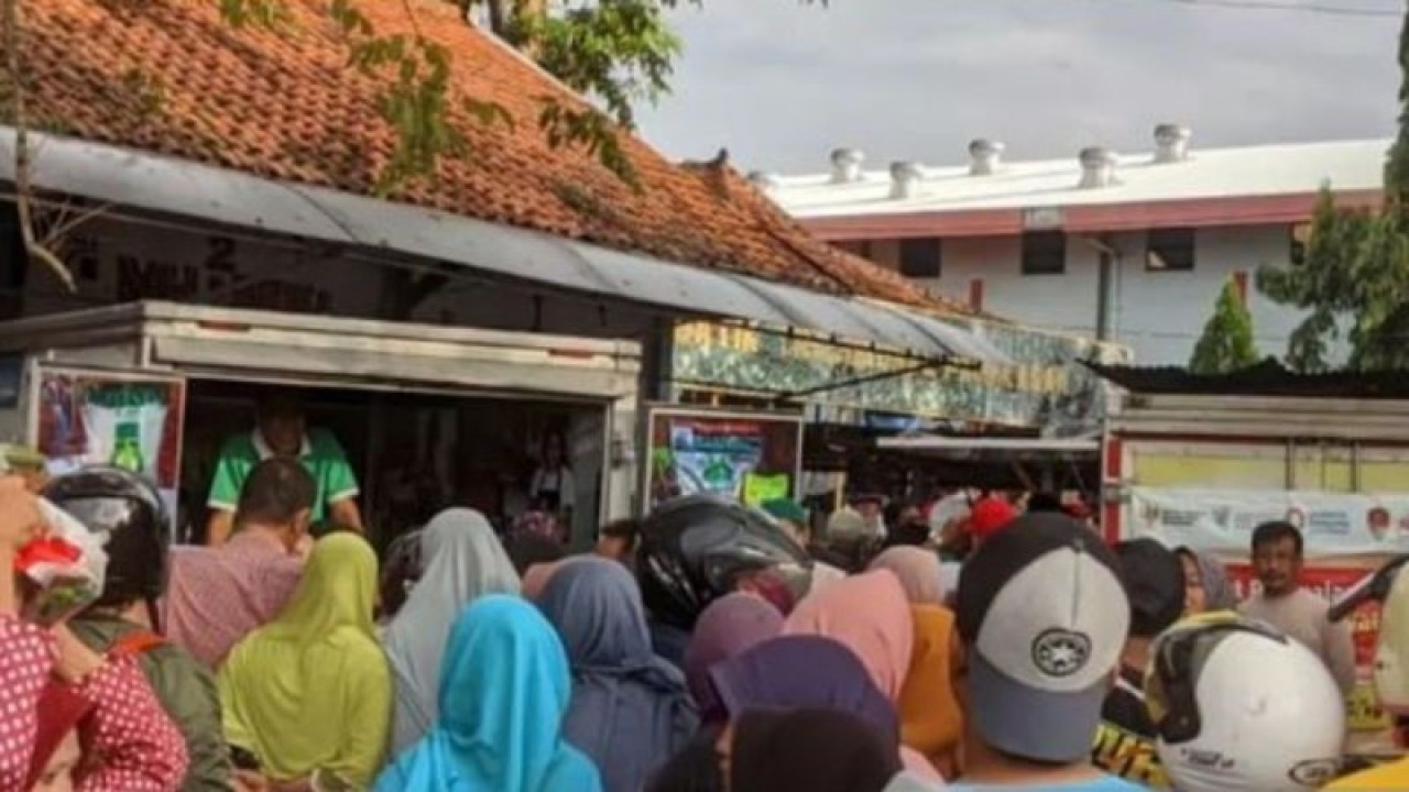Operasi murah untuk menekan kenaikan harga kebutuhan bahan pokok beras dan minyak goreng oleh Disperindag Pemkab Pamekasan (Abd. Aziz)