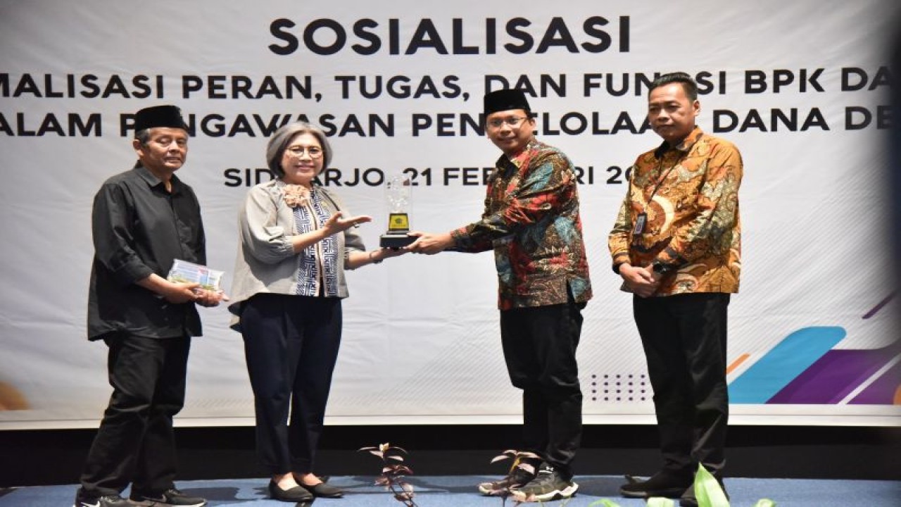 Bupati Sidoarjo Ahmad Muhdlor (dua kanan) saat sosialisasi optimalisasi peran, tugas dan fungsi BPK dan DPR dalam pengawasan pengelolaan dana desa di Sidoarjo. ANTARA/HO-Pemkab Sidoarjo