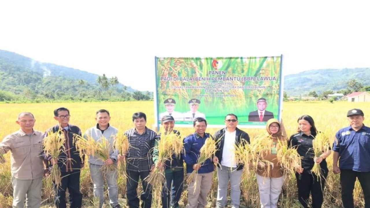Wakil Bupati Sigi Samuel Yansen Pongi foto bersama dengan Kadis TPHP Sigi, BPP Pembantu Kulawi Selatan, dan petani di sela - sela panen padi di Desa Lawua, Kecamatan Kulawi Selatan. (ANTARA/HO-Dok Prokopim Setda Pemkab Sigi)