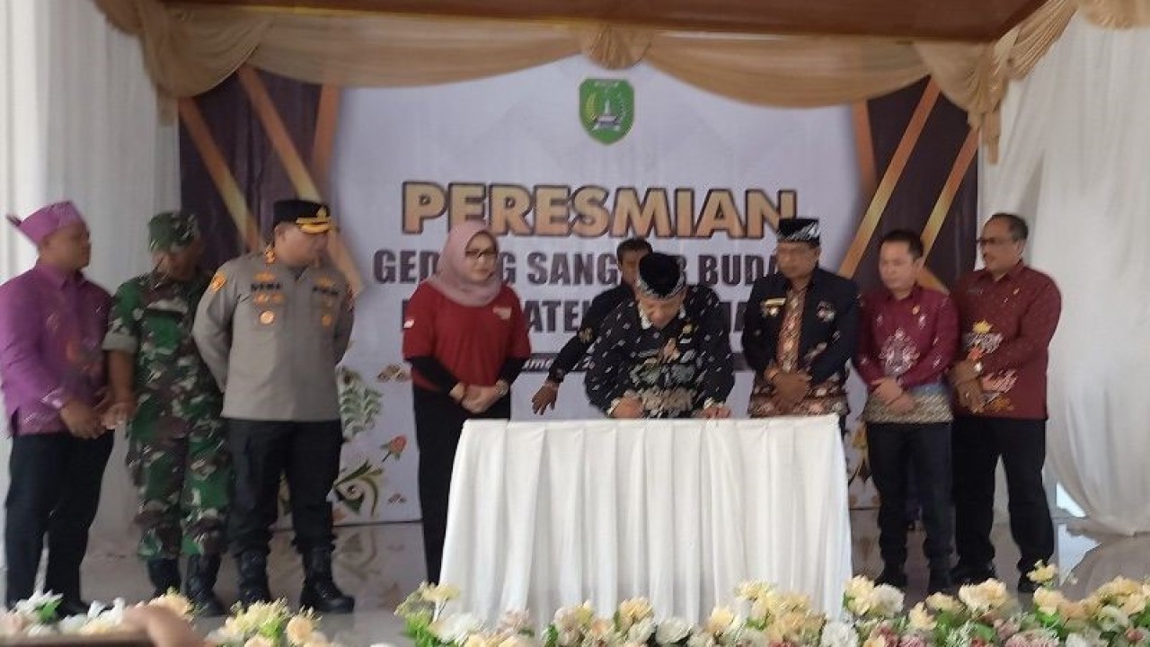 Peresmian gedung seni dan budaya Dinas Pendidikan dan Kebudayaan di Sukamara, (22/2/2023). (ANTARA/Donefrid Lalang)