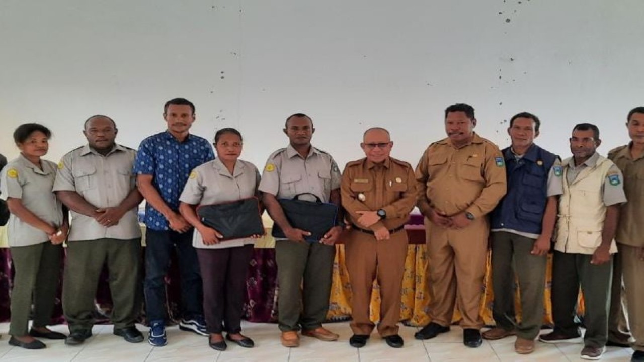Bupati Teluk Wondama Hendrik Mambor (tengah) foto bersama dengan Kepala Dinas Pertanian dan Pangan Teluk Wondama Korneles Paduai dan para petugas Penyuluh Pertanian Lapangan (PPL). (ANTARA/HO-Zack Tonu B)