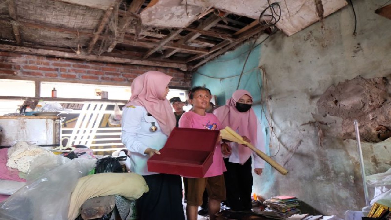 Lurah Gayungan, Pramudita Yustiani saat mengunjungi rumah keluarga Yutriana di Jemur Gayungan 1, Kelurahan Gayungan, Kecamatan Gayungan, Kota Surabaya, Rabu (22/2/2023). (ANTARA/HO-Diskominfo Surabaya)