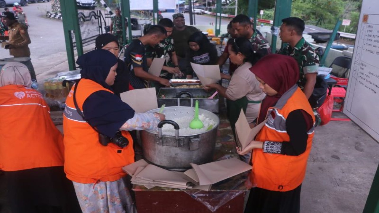 Personel Kodim 1701/Jayapura menyediakan makanan di dapur umum untuk korban bencana Kota Jayapura, Senin(13/2/2023) (ANTARA/HO-Humas Pemkot Jayapura)