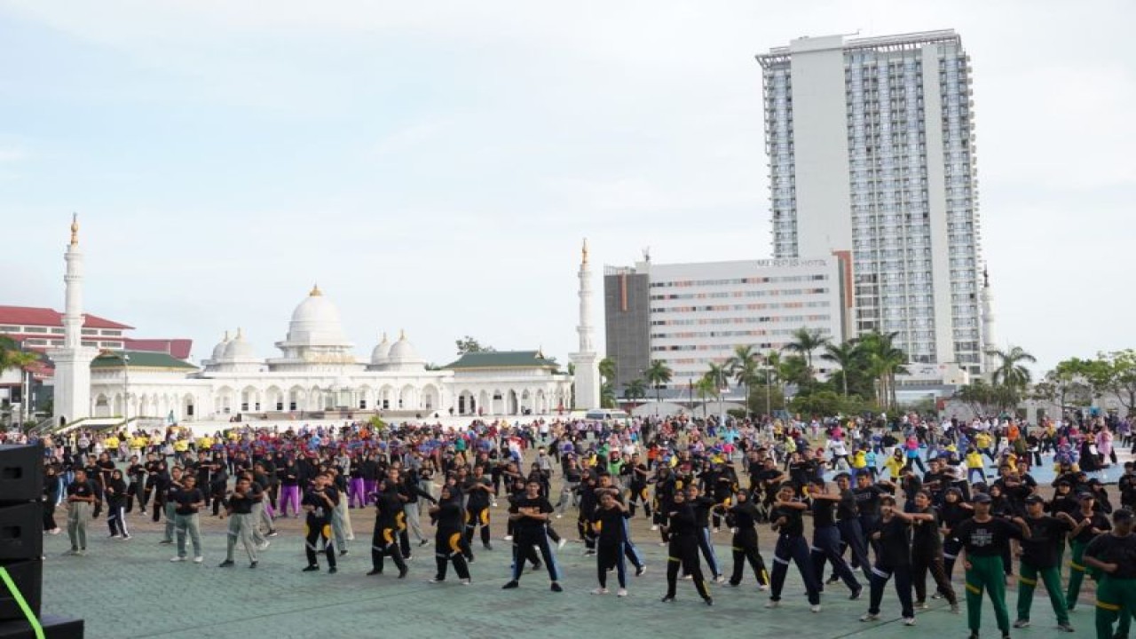 Sekretaris Daerah Kota Batam Jefridin Hamid pada acara Senam Sehat Kota Batam yang dipusatkan di Dataran Engku Putri (ANTARA/HO-Pemkot Batam)