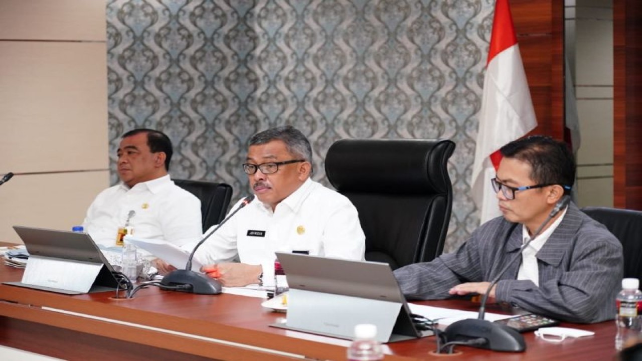 Sekretaris Daerah Kota Batam sekaligus Ketua Harian TPID Kota Batam Jefridin Hamid saat memimpin Rapat Koordinasi TPID Batam tahun 2023 (ANTARA/HO-Pemkot Batam)