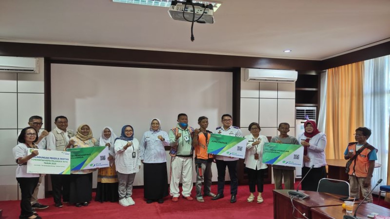 Pemkot-BPJSMSOSTEK Palangka Raya memerahkan secara simbolis kartu peserta BPJS Ketenagakerjaan kepada pekerja rentan di Palangka Raya, Rabu (8/2/2023). ANTARA/Rendhik Andika (ANTARA/Rendhik Andika)