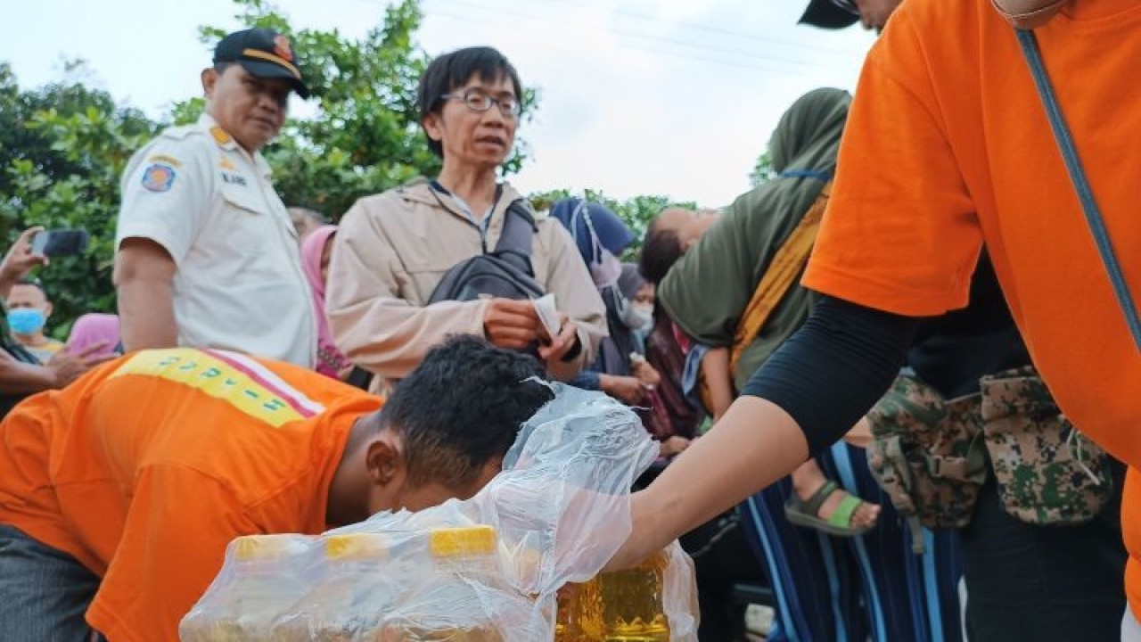 Warga saat membeli minyak goreng pada gerakan pangan murah di Kota Cirebon, Jawa Barat, Kamis (23/2/2023). (ANTARA/Khaerul Izan)