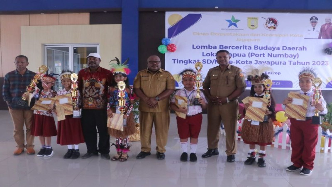 Foto bersama setelah penyerahan piala bagi pemenang lomba bercerita budaya daerah Port Numbay, Selasa (21/2/2023) (ANTARA/HO-Humas Pemkot Jayapura)
