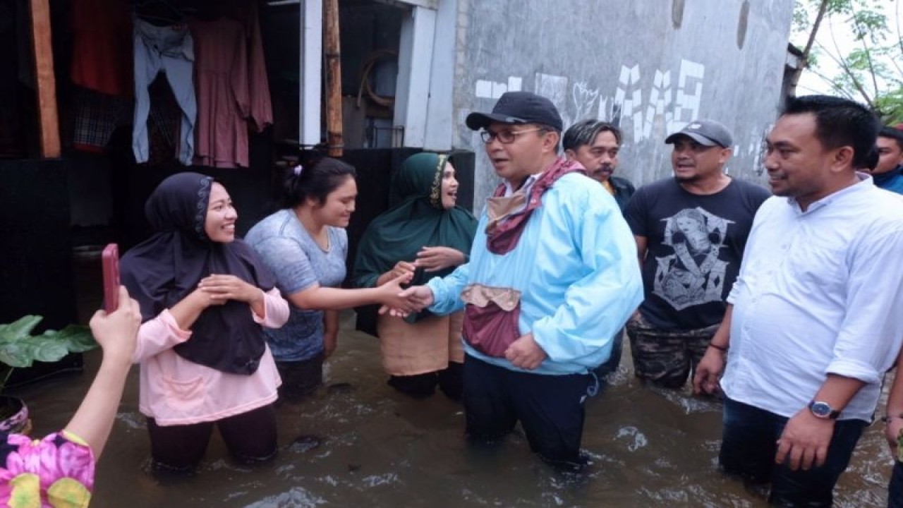 Wali Kota Makassar Moh Ramdhan Pomanto (tengah) menyapa warga yang terdampak banjir di Kelurahan Antang, Kecamatan Manggala, Makassar, Sulawesi Selatan. ANTARA/HO/Dokumentasi Humas Pemkot Makassar.