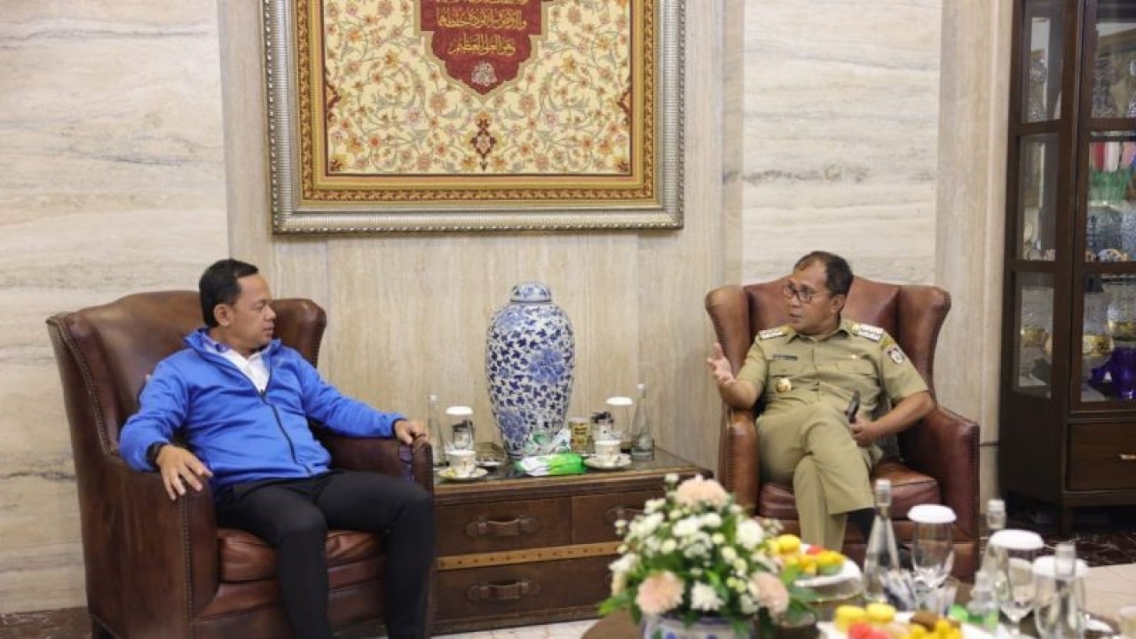 Wali Kota Makassar Moh Ramdhan Pomanto bersama Wali Kota Bogor Bima Arya saat berbincang santai membahas teknis pelaksanaan Rakernas Apeksi di Makassar. ANTARA/HO/Pemkot Makassar.