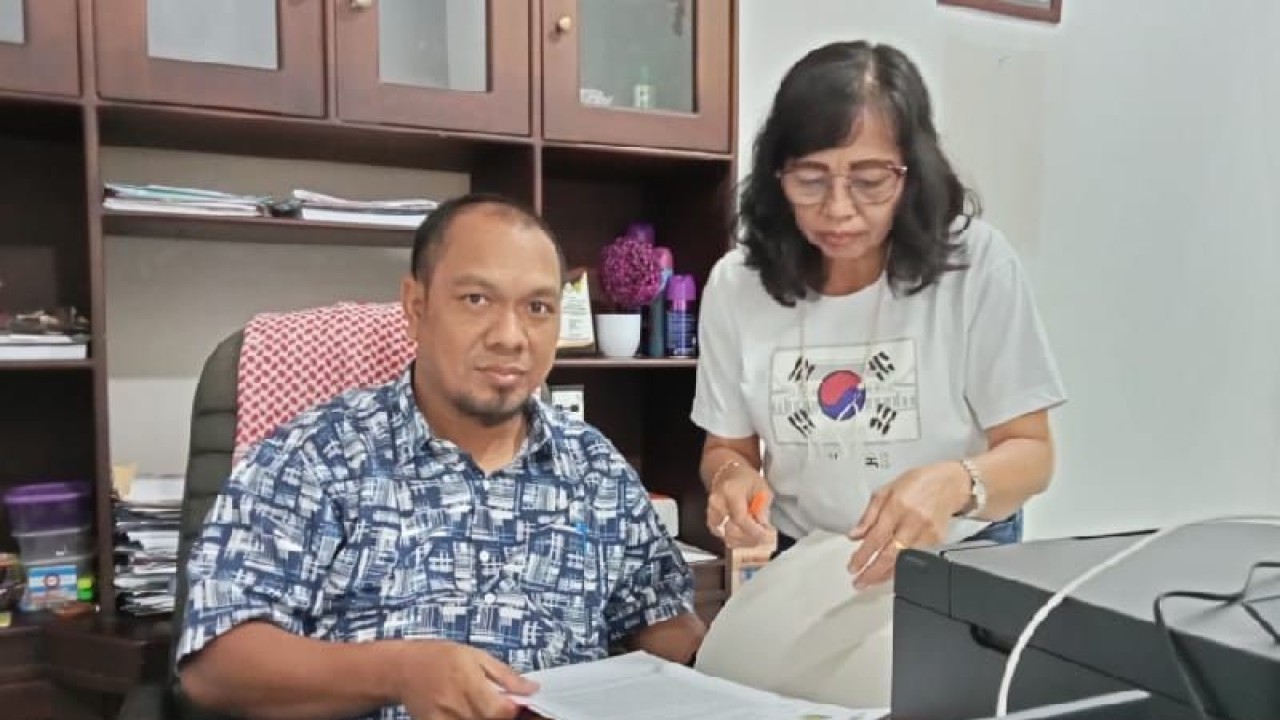 Kabid Perdagangan di DPKUKMP Kota Palangka Raya, Kalimantan Tengah Hadriansyah saat berkoordinasi dengan stafnya di ruang kerjanya, beberapa waktu lalu. ANTARA/Adi Wibowo.