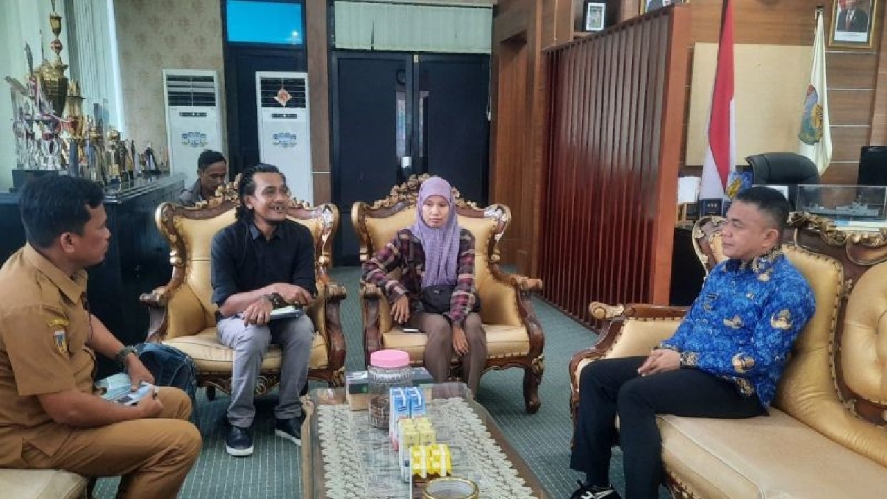 Wali Kota Palu Hadianto Rasyid (kanan) menerima kunjungan pegiat LSM Islamic Relief, di Palu, Senin (27/2/2023). ANTARA/HO-Pemkot Palu