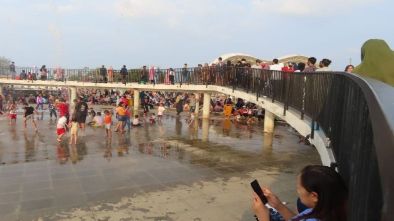 Para pengungjung sedang menikmati keindahan di objek wisata Taman Wisata Laut Pasir Kencana Kota Pekalongan. (ANTARA/HO-Humas Kota Pekalongan)