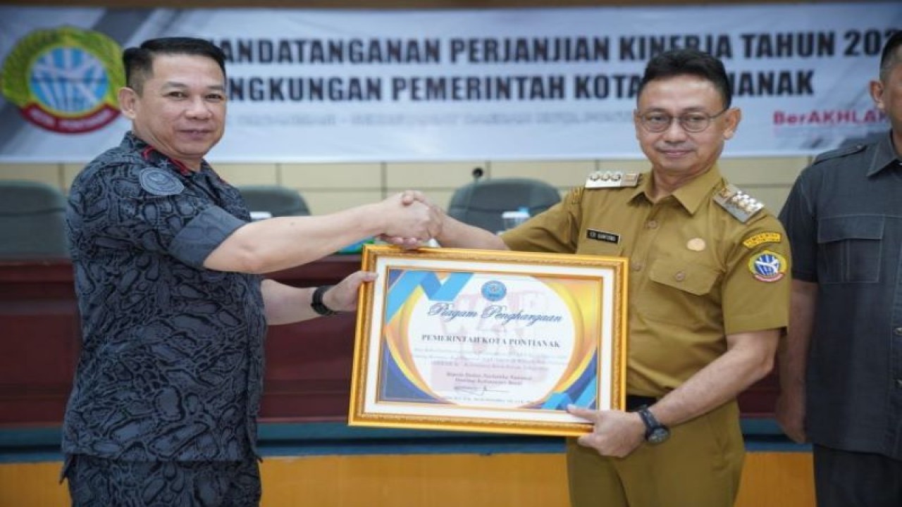 Wali Kota Pontianak Edi Rusdi Kamtono menerima penghargaan dari Kepala BNN Kalbar Brigjen Pol Budi Wibowo, di Aula Sultan Syarif Abdurrahman (SSA) Kantor Wali Kota Pontianak, di Pontianak, Senin (13/2/2023). (ANTARA/HO-Humas Pemkot Pontianak)