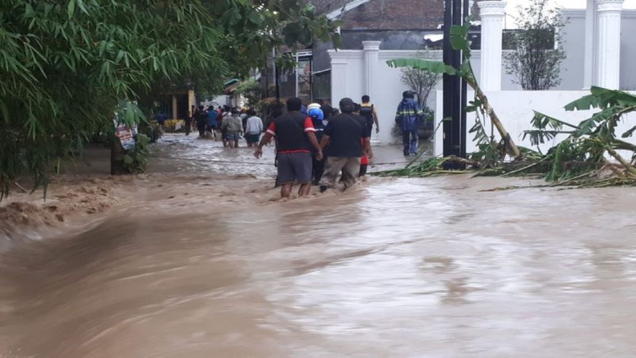 Banjir yang terjadi di kawasan Rowosari Semarang akibat luapan Sungai Babon, Semarang, Sabtu (18/2/2023). (ANTARA/HO-Dok Pribadi)