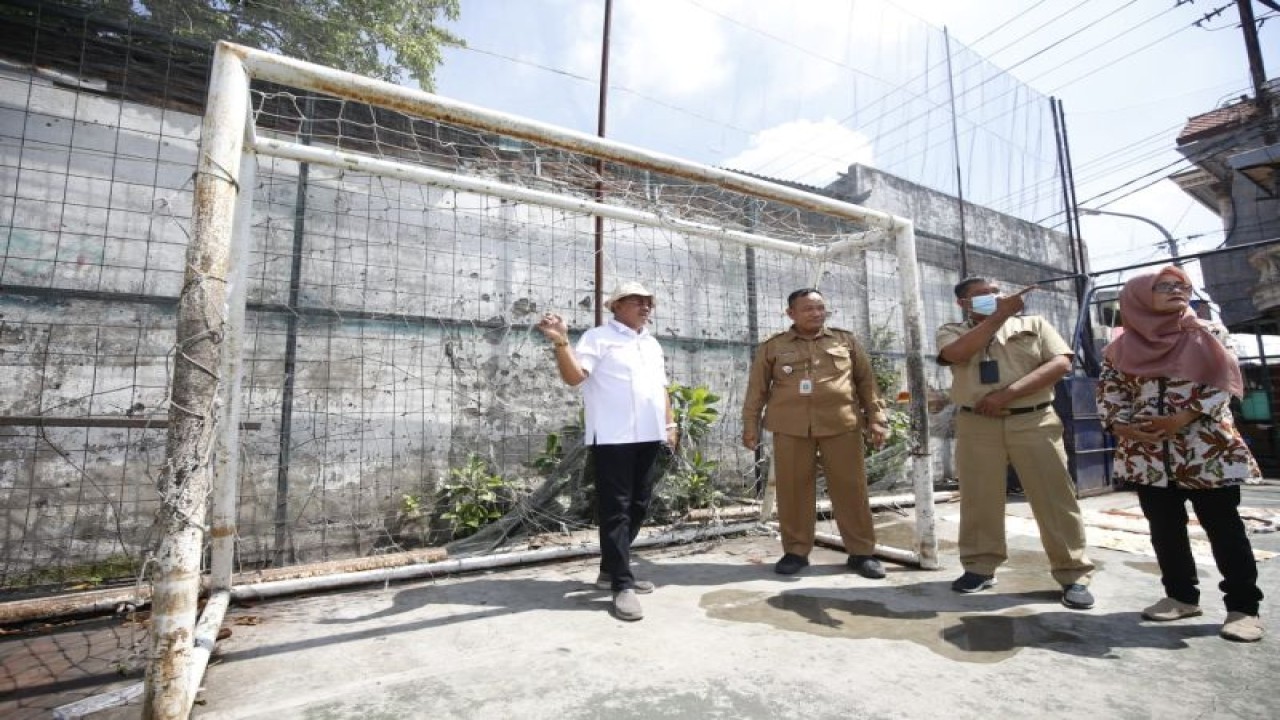 Wakil Wali Kota Surabaya Armuji meninjau lapangan futsal di salah satu perkampungan Kota Surabaya, beberapa waktu lalu. (ANTARA/HO-Pemkot Surabaya)