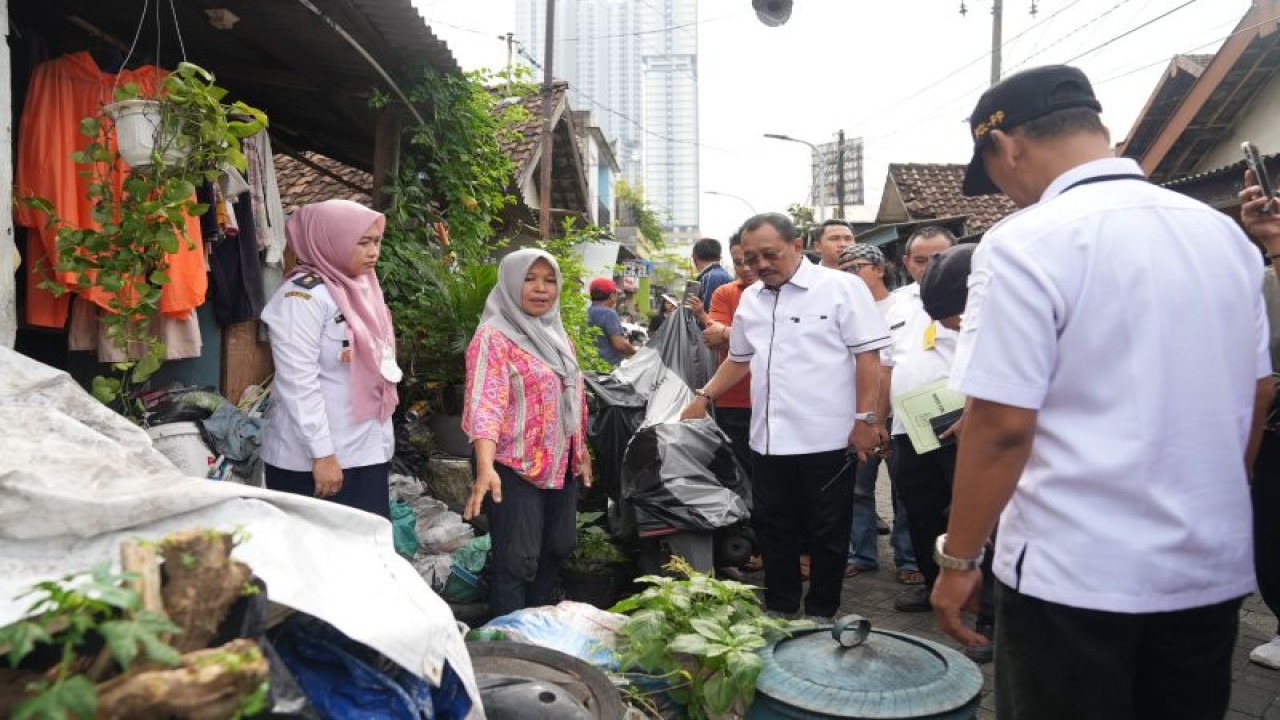 Wakil Wali Kota Surabaya Armuji saat menemui keluarga Yutriani di Jemur Gayungan I,Rabu (15/2/2022). Keluarga Yutriana selama ini mempunyai kebiasaan menimbun sampah di dalam rumahnya hingga puluhan tahun. (FOTO ANTARA/HO-Diskominfo Surabaya)