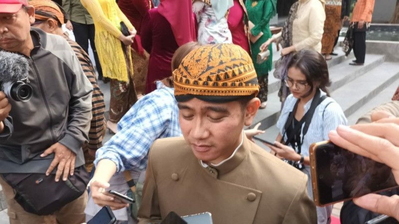 Wali Kota Surakarta Gibran Rakabuming saat memberikan keterangan kepada wartawan di Solo, Jumat (17/2/2023). ANTARA/Aris Wasita