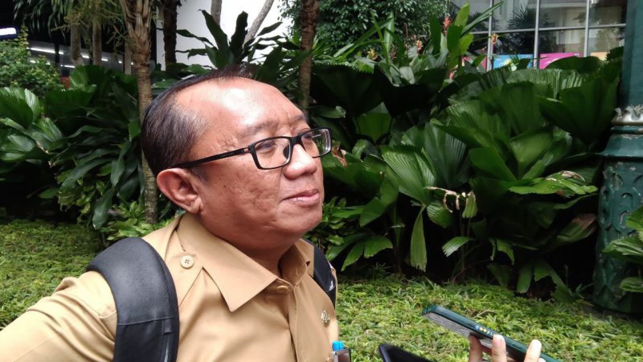 Kepala Dinas Lingkungan Hidup DKI Asep Kuswanto saat diwawancarai wartawan terkait pengelolaan sampah di Balai Kota Jakarta, Senin (13/2/2023). ANTARA/Dewa Ketut Sudiarta Wiguna