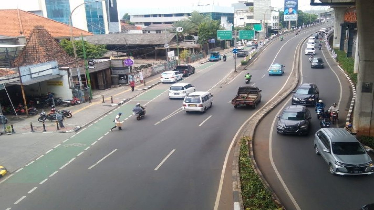 Arsip Foto - Sejumlah kendaraan melintas di salah satu ruas jalan di kawasan Kebayoran Lama, Jakarta Selatan, Jumat (27/1/2023) ANTARA/Dewa Ketut Sudiarta Wiguna