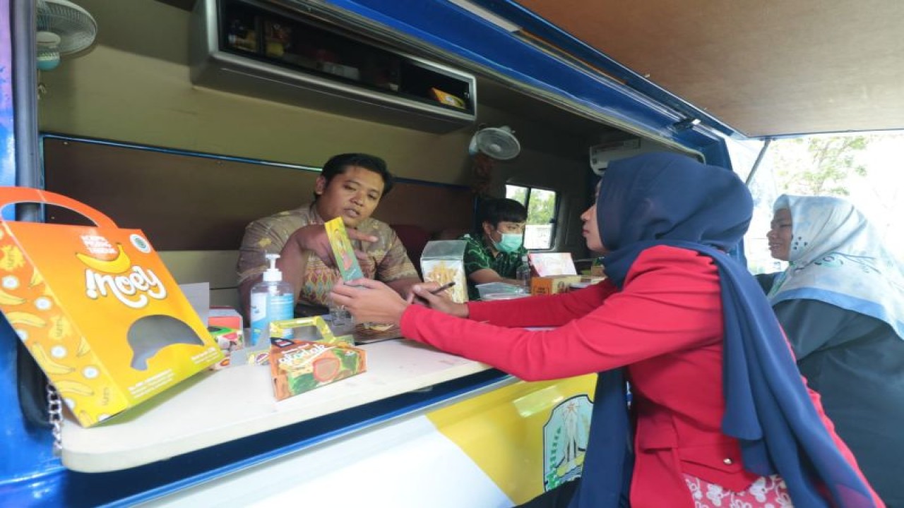 Pelaku IKM melakukan konsultasi dengan petugas layanan Modeska di Kota Probolinggo, Rabu (22/2/2023). (ANTARA/HO-Diskominfo Kota Probolinggo)