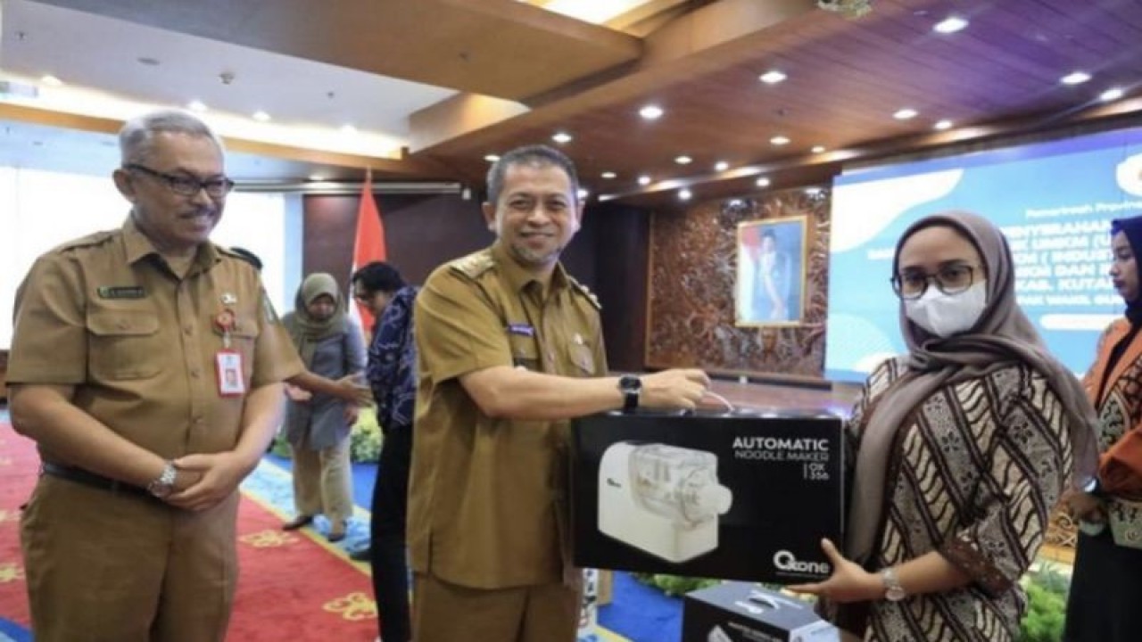 Wakil Gubernur Kaltim Hadi Mulyadi menyerahkan secara simbolis bantuan peralatan untuk para pelaku usaha mikro kecil dan menengah (UMKM) dan industri kecil menengah (IKM) di Kaltim, Senin (07/02/2023). ANTARA/Ho-Biro Adpim Pemprov Kaltim