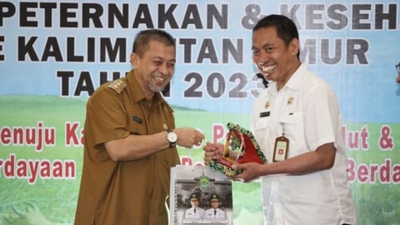 Wakil Gubernur (Wagub) Kaltim Hadi Mulyadi menyerahkan penghargaan kepada pemerintah kabupaten dan kota di Kaltim yang berhasil mengendalikan penyebaran Penyakit Mulut dan Kuku (PMK) pada hewan ternak. ANTARA/HO-Biro Adpim Pemprov Kaltim.