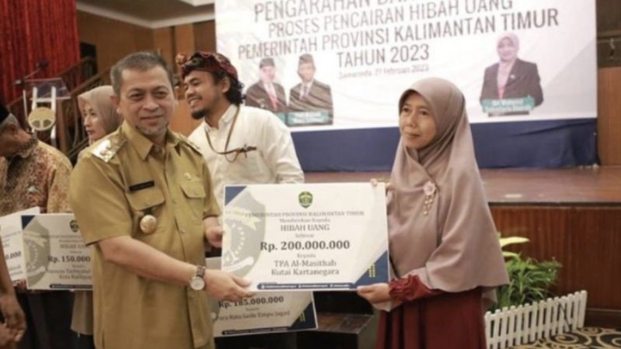 Wakil Gubernur Kaltim menyerahkan secara simbolis dana hibah Kaltim 2023 kepada perwakilan kelompok maayarakat, di Samarinda, Senin (27/2/2023). ANTARA/HO-Biro Adpim Pemprov Kaltim