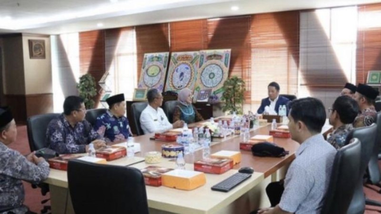 Sekdaprov Kaltim Sri Wahyuni menyampaikan kesiapan sebagai tuan rumah MTQ tahun 2026 di Kementerian Agama RI di Jakarta. (Biro Adpim Pemprov Kaltim)