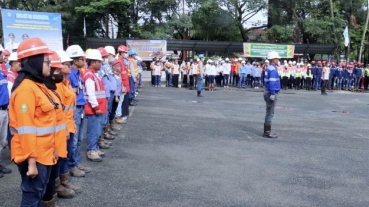 Kegiatan upacara peringatan Keselamatan dan Kesehatan Kerja ( K3) Tingkat Proinsi Kaltim tahun 2023 di halaman parkir Disnakertrans, Samarinda, Rabu (15/2/2023). (FOTO ANTARA/HO-Diskominfo Kaltim)