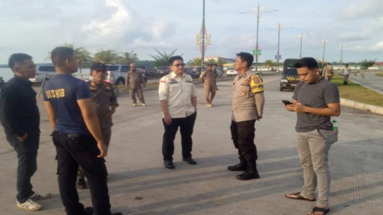 Petugas Satpol PP Kepri dan kepolisian meninjau kawasan Taman Gurindam 12 di Kota Tanjungpinang. (ANTARA/HO-Satpol PP Kepri)