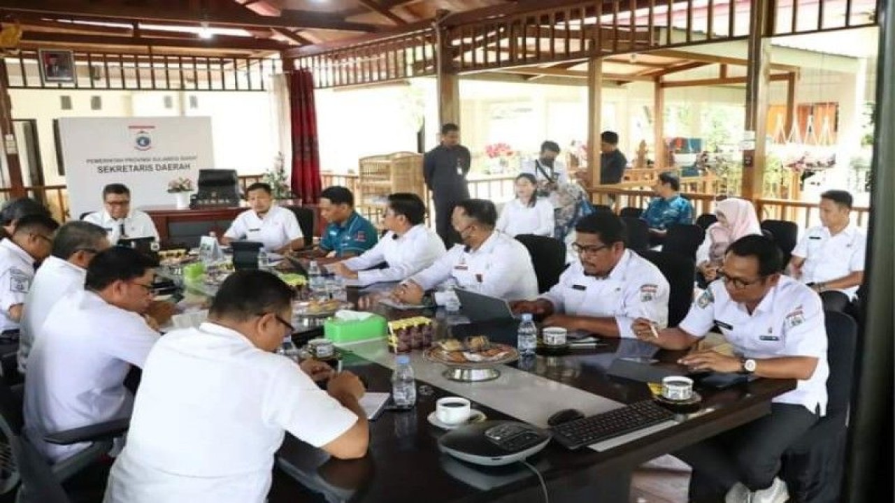 Pemerintah Provinsi Sulawesi Barat (Sulbar) melakukan rapat koordinasi untuk mengatasi terjadinya inflasi pada komoditi seperti beras dan ikan pada sejumlah daerah di Mamuju, Rabu (15/2/2023) ANTARA Foto/ M Faisal Hanapi.