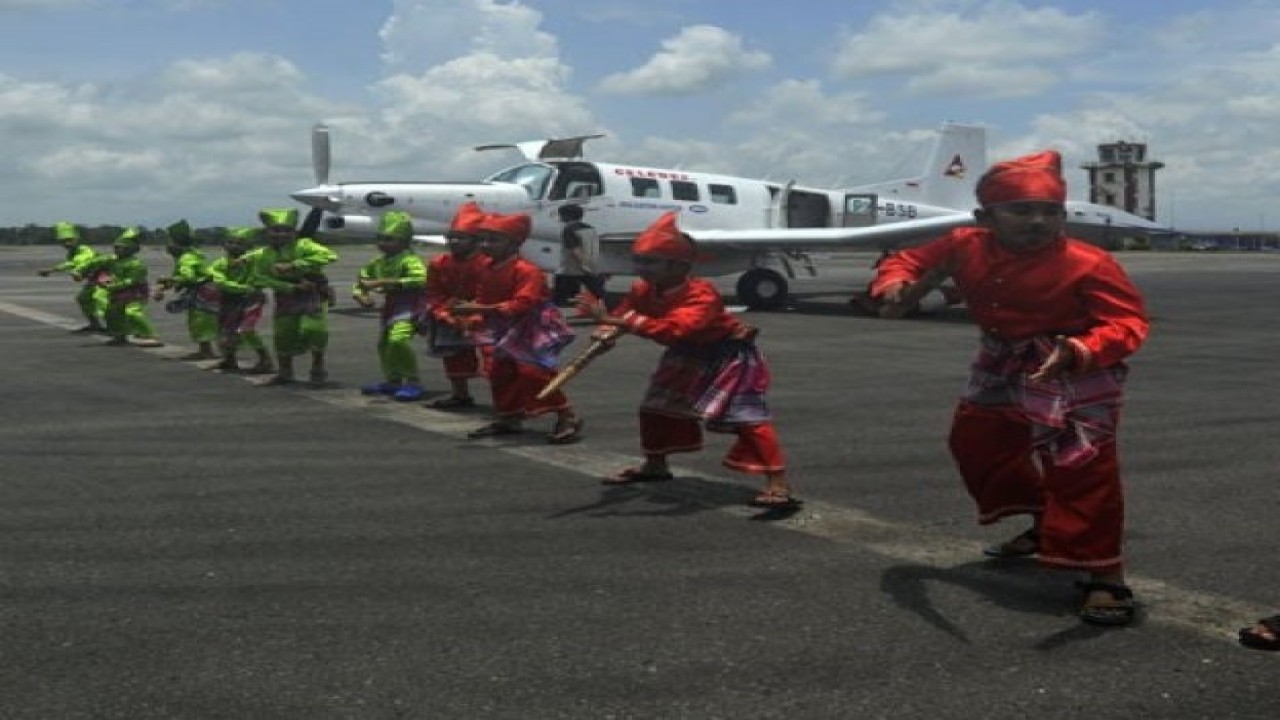 Penari menarikan 'tari Gandrang Bulo' saat peluncuran perdana pesawat Celebes Air Bandara Sultan Hasanuddin Makassar, Sulsel, Senin (10/3/2014). ANTARA FOTO/Yusran Uccang
