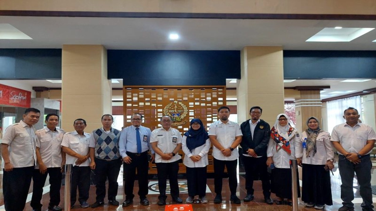 Rombongan BPKN dan Pemprov Sulsel berfoto bersama usai diskusi terbatas pemberantaaan phishing di dawrah itu.ANTARA/HO-Humas Pemprov Sulsel