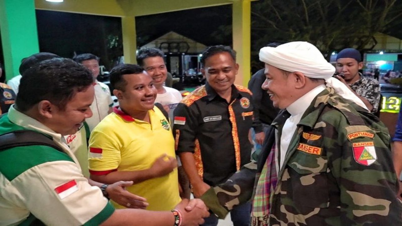 Pemuda Katolik Komisariat Cabang Kapuas Hulu dalam pengamanan kegiatan "Nahdlatul Ulama Bersholawat" pada peringatan Satu Abad Nahdlatul Ulama di Putussibau, Ibu Kota Kabupaten Kapuas Hulu, Provinsi Kalimantan Barat, Selasa (21/2/2023) malam. ANTARA/HO-Humas Pemuda Katolik Kapuas Hulu