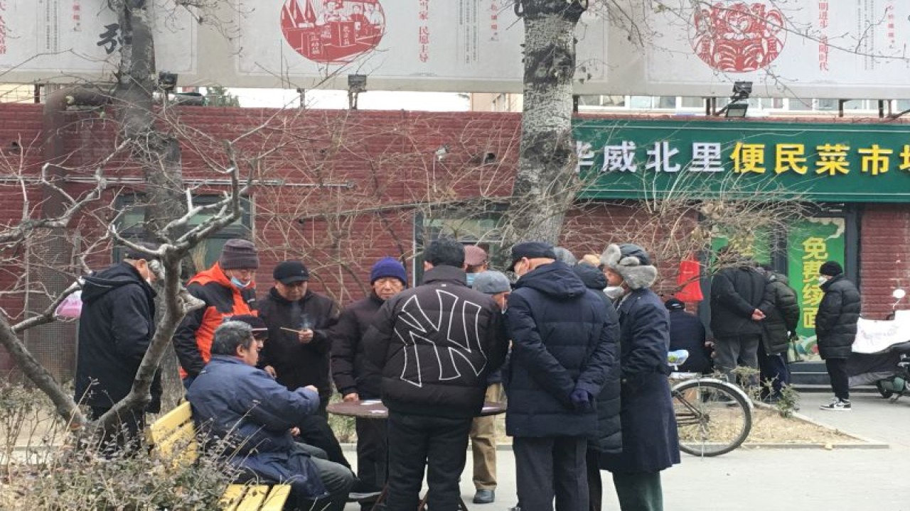 Sejumlah warga berusia lanjut melakukan aktivitas di luar rumah dengan bermain mahjong di Taman Panjiayuan, Kota Beijing, China, Kamis (12/1/2023), seiring dengan dilonggarkannnya protokol kesehatan antipandemi COVID-19. Otoritas China juga telah membebaskan warganya bepergian ke luar negeri mulai 8 Januari 2023 untuk mengisi musim liburan Tahun Baru Imlek yang berlangsung hingga pertengahan Februari mendatang. ANTARA FOTO/M. Irfan Ilmie (ANTARA/M. Irfan Ilmie)