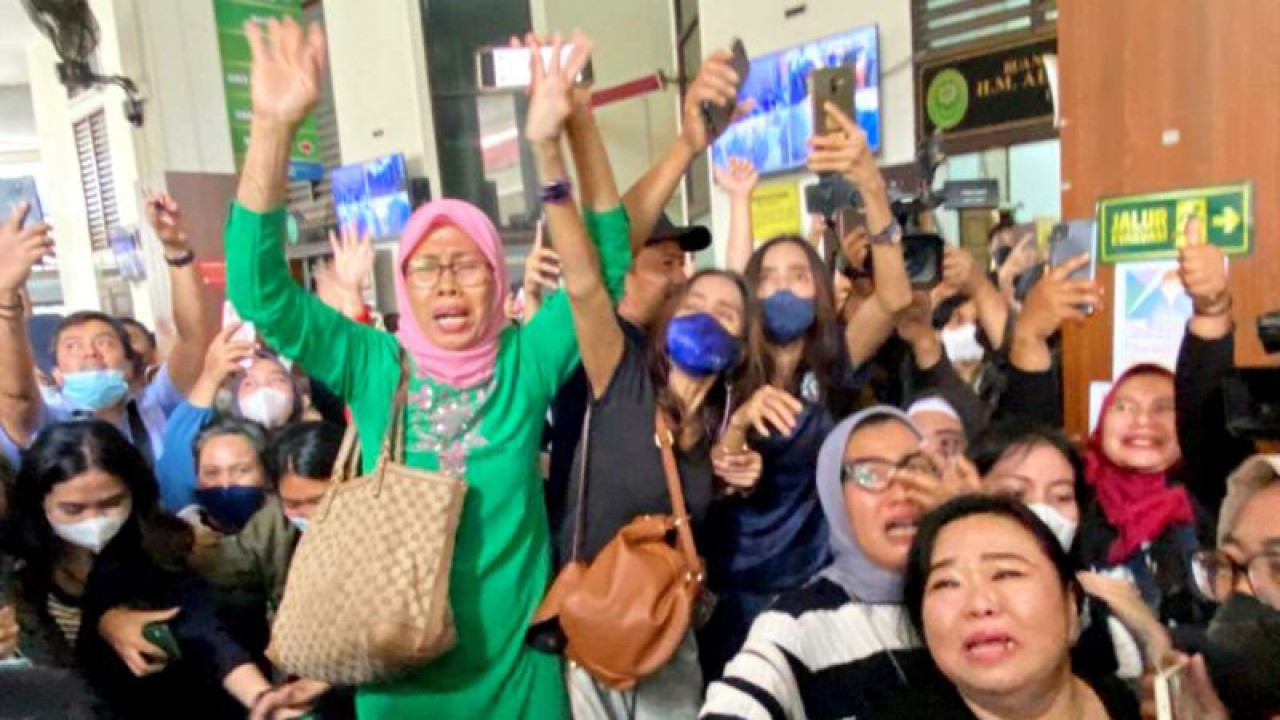 Sejumlah pendukung menangis usai Majelis Hakim Pengadilan Negeri Jakarta Selatan menyatakan Richard Eliezer (Bharada E), divonis hukuman penjara selama 1 tahun 6 bulan, Jakarta, Rabu (15/2/2023). ANTARA/Luthfia Miranda Putri