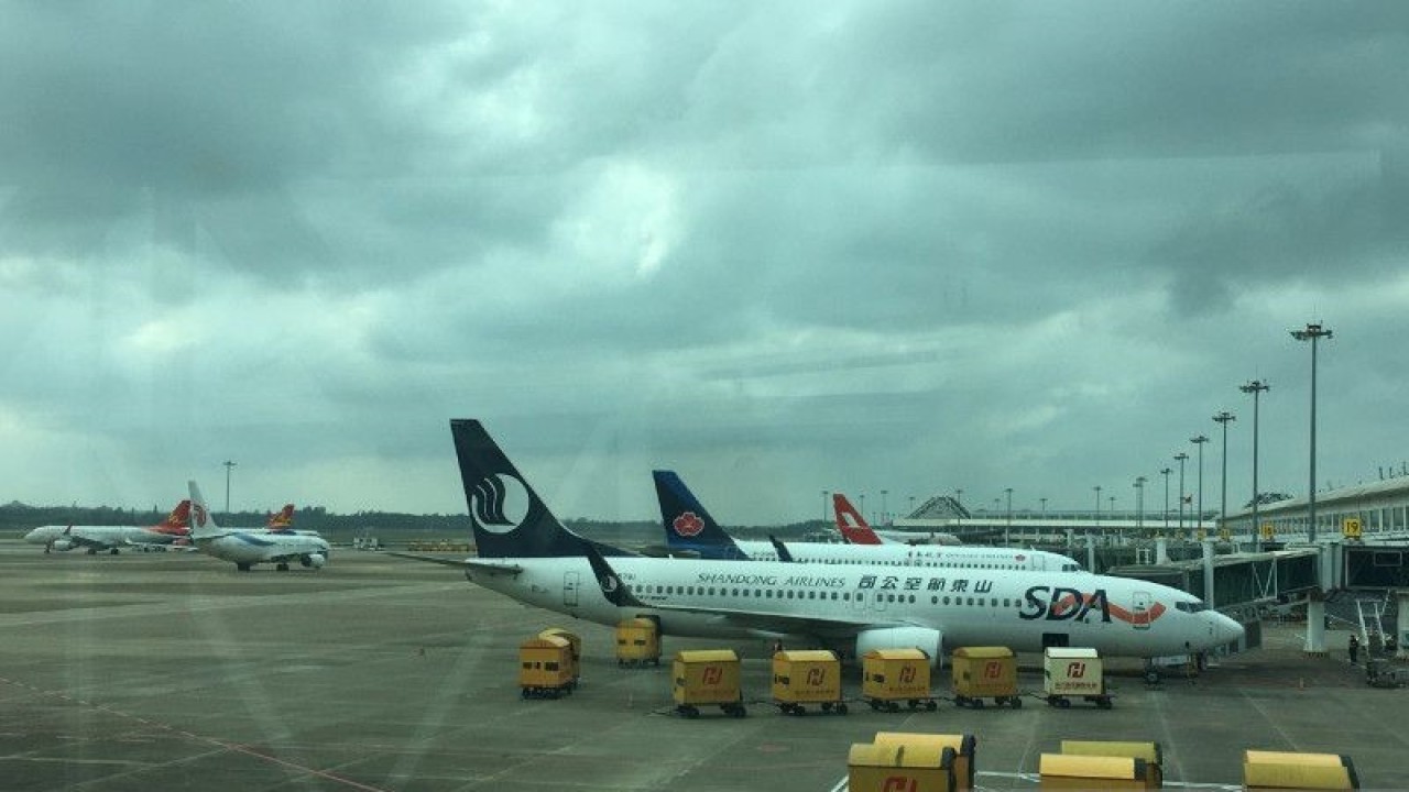 Kesibukan beberapa pesawat di Bandar Udara Internasional Meilan, Kota Haikou, Pulau Hainan, di wilayah selatan China, pada 28 Desember 2022. (ANTARA/M. Irfan Ilmie)