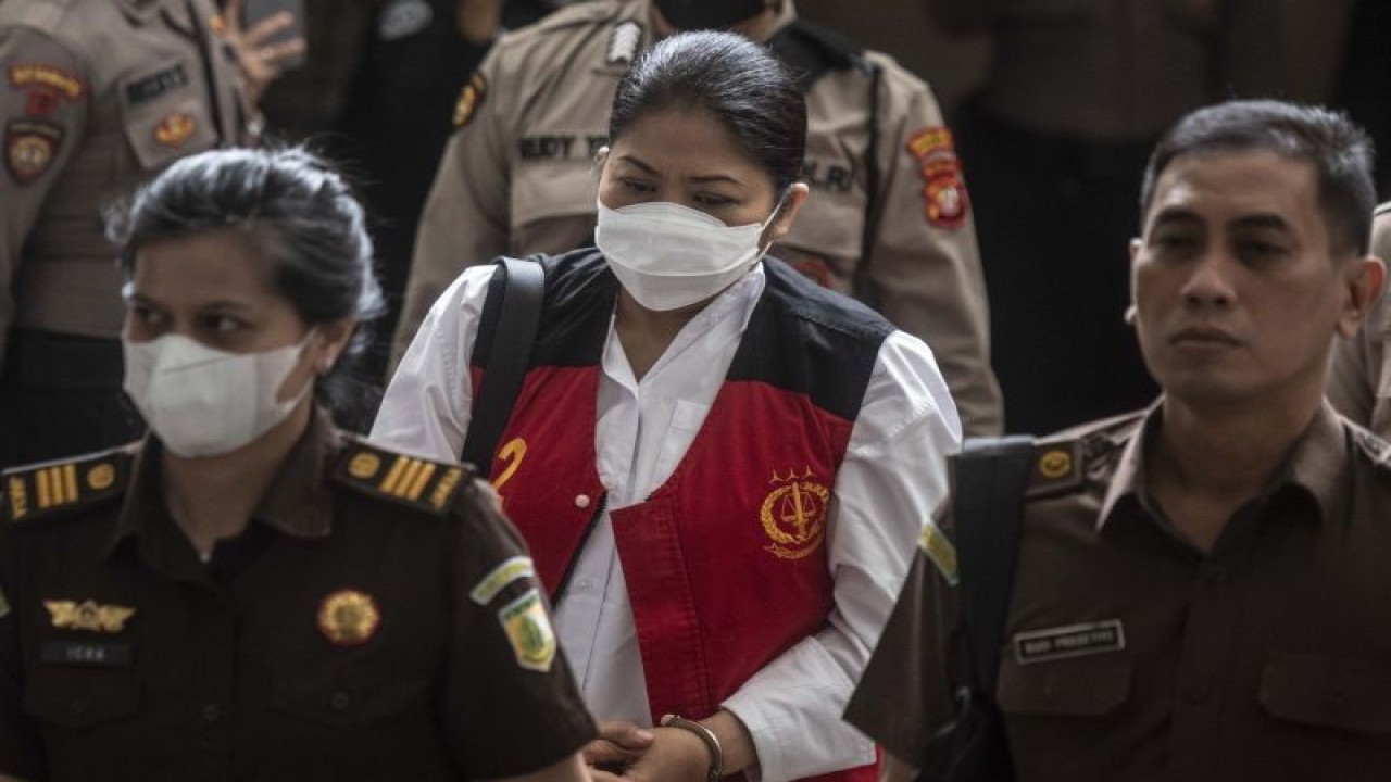 Terdakwa kasus pembunuhan berencana Brigadir Yosua Hutabarat, Putri Candrawathi (tengah), dengan pengawalan petugas bersiap mengikuti sidang dengan agenda pembacaan pledoi di Pengadilan Negeri Jakarta Selatan, Jakarta, Rabu (25/1/2023). (ANTARA FOTO/Aprillio Akbar/tom)