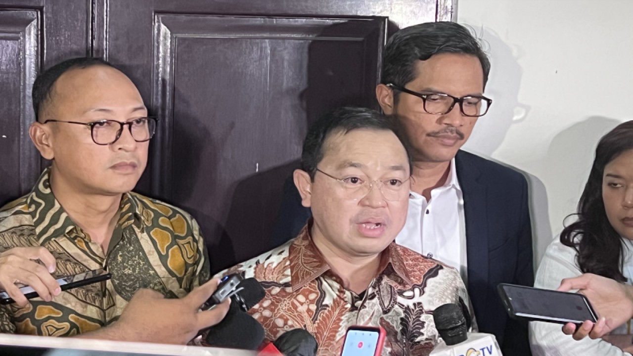 Pengacara keluarga Ferdy Sambo, Arman Hanis (tengah) memberikan keterangan kepada wartawan di Pengadilan Negeri Jakarta Selatan, Jakarta, Senin (13/2/2023). ANTARA/Putu Indah Savitri