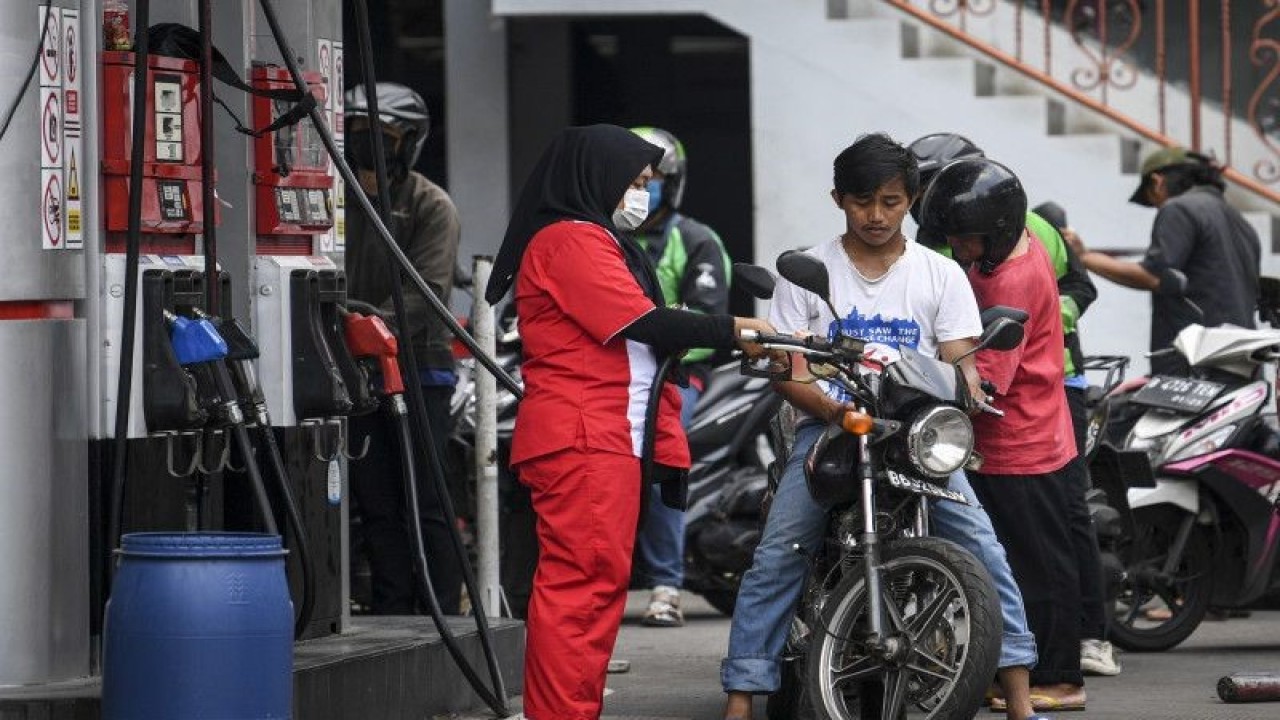 Petugas mengisi bahan bakar minyak (BBM) pengendara motor di SPBU Jakarta, Selasa (4/10/2022). ANTARA FOTO/M Risyal Hidayat/aww.