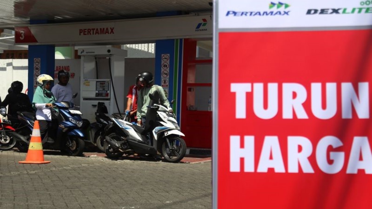 Petugas melayani pengisian bahan bakar minyak (BBM) jenis Pertamax ke sepeda motor di salah satu SPBU Kota Ternate, Maluku Utara, Rabu (4/1/2023). . ANTARA FOTO/Andri Saputra/foc.