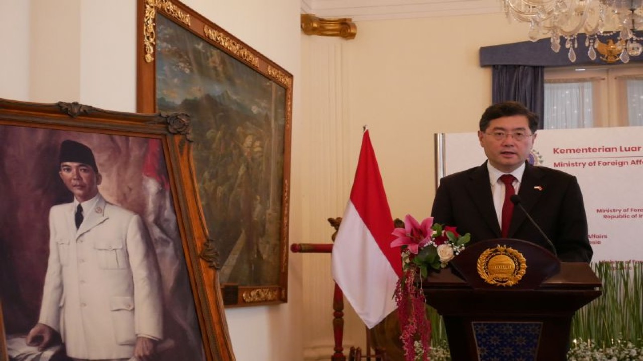 Menteri Luar Negeri Qin Gang menyampaikan keterangan pers setelah pertemuan dengan Menteri Luar Negeri Indonesia Retno Marsudi dalam Joint Commission for Bilateral Cooperation (JCBC) ke-4 Indonesia-China di Gedung Pancasila, Jakarta, Rabu (22/2/2023). (ANTARA/Shofi Ayudiana)