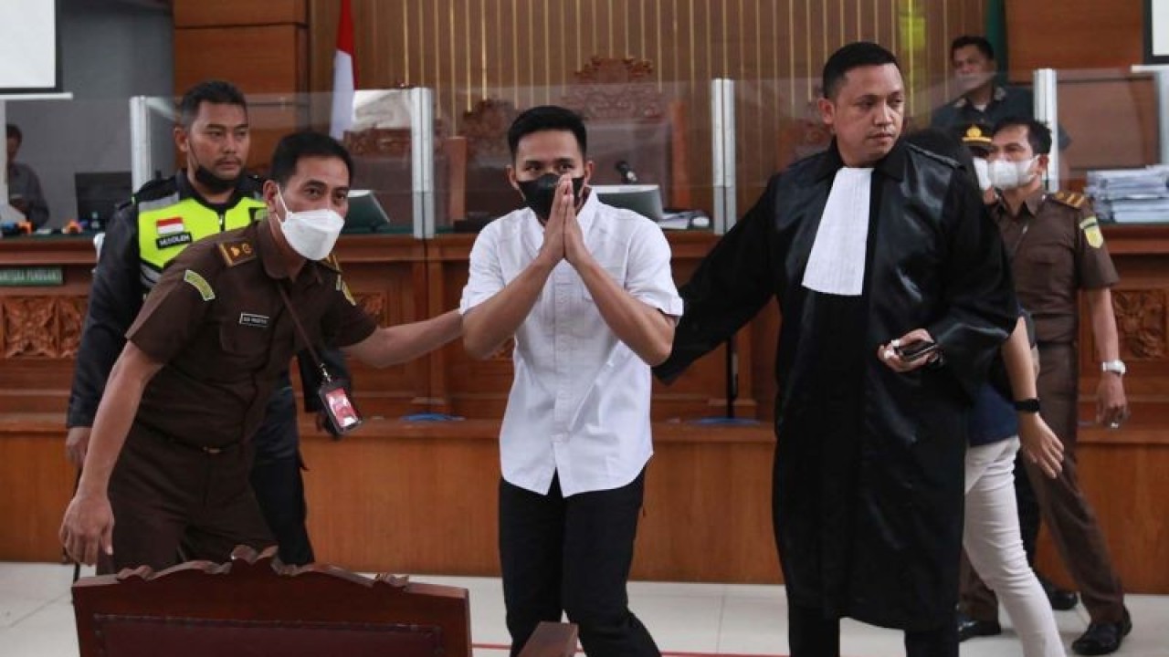 Terdakwa kasus pembunuhan berencana Brigadir Yosua Hutabarat, Richard Eliezer alias Bharada E (tengah) menghadiri sidang pembacaan vonis kasus tersebut di Pengadilan Negeri Jakarta Selatan, Jakarta, Rabu (15/2/2023). Majelis hakim memvonis Richard Eliezer dengan hukuman 1 tahun 6 bulan pidana penjara.  ANTARA FOTO/Reno Esnir/aww.